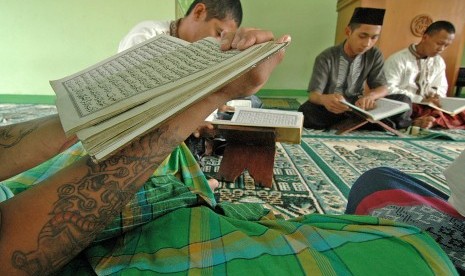 Sejumlah anak didik lapas Tangerang membaca Alquran (tadarus) di mushola, Tangerang, Banten, Selasa (23/6).