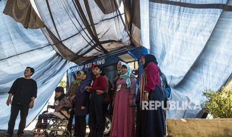 Sejumlah anak didik mengamati bioskop keliling di Bandung, Jawa Barat, Selasa (24/4). 