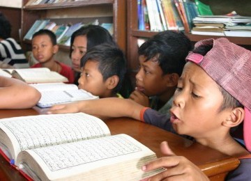 Sejumlah anak jalanan di Rumah Singga Yayasan Anur Muhiyyam Jl Bukit Duri Tanjakan 2, Jakarta, sedang mengikuti pesantren kilat, Kamis (4/8). Pesantren kilat untuk anak jalanan ini diadakan pada bulan Ramadhan agar mereka mendekatkan diri pada Allah SWT. 