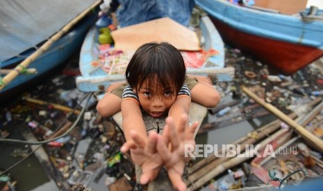 Sejumlah anak korban bongkaran pemukiman warga kawasan Pasar Ikan, bermain di pantai kawasan Penjaringan, Jakarta Utara, Jumat (15/4). (Republika/ Raisan Al Farisi)