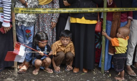 Sejumlah anak korban gempa bersama orang tuanya menunggu kedatangan Wapres Jusuf Kalla di Dusun Montong Dao, Desa Teratak, Kecamatan Batukliang Utara, Lombok Tengah, NTB, Sabtu (6/4/2019).