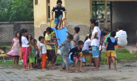 Sejumlah anak korban kerusuhan sedang bermain di halaman SDN 3 Balinuraga, Waypanji, Lampung Selatan, Selasa (6/11).