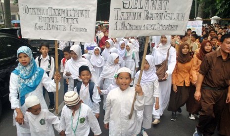 Sejumlah anak Madrasah Diniyah mengikuti pawai sambut Tahun Baru Islam di Bogor, Jawa Barat, Selasa (14/10). 