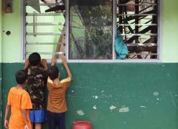 Sejumlah anak melihat bangunan Sekolah Madrasah Ibtidaiyah Arridha yang roboh di Jl Jelambar Utama Raya. Jakarta Barat, Ahad (18/3). (Republika/Adhi Wicaksono)