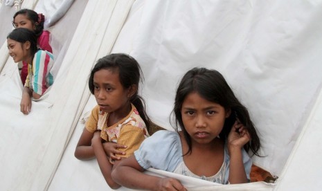 Sejumlah anak melihat dari jendela tenda belajar di lokasi pengungsian korban gempa Desa Kute Gelime, Ketol, Aceh Tengah, Aceh, Selasa (16/7). 