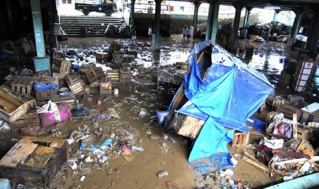 Sejumlah anak melihat sisa lumpur akibat banjir di Pasar Induk Jambu Dua, Kota Bogor. Pemkot Bogor melakukan revitalisasi pasar ini menjadi pasar modern.