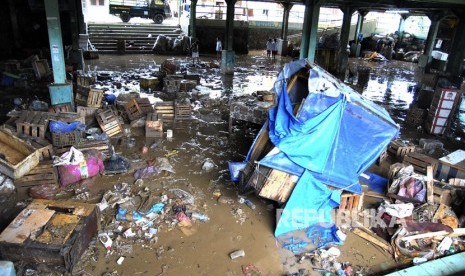 Sejumlah anak melihat sisa lumpur akibat banjir di Pasar Induk Jambu Dua, Kota Bogor, Jawa Barat, Jum'at (26/4).