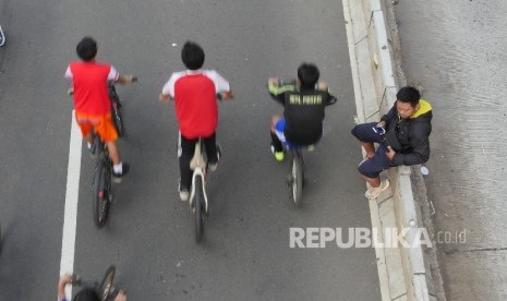  Sejumlah anak melintas menggunakan sepeda di ruas jalan Thamrin Jakarta saat diberlakukannya waktu Car Free Day (CFD). 