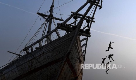 Pelabuhan Sunda Kelapa Berpotensi Jadi Seperti Labuan Bajo. Sejumlah anak melompat dari kapal yang bersandar di Pelabuhan Sunda Kelapa, Jakarta, Selasa (6/8). Aksi melompat dari ketinggian tersebut dapat membahayakan keselamatan anak-anak.