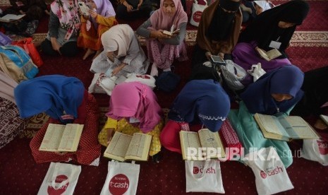 Sejumlah anak membaca Al Quran saat pesantren kilat ramadhan dalam rangkaian acara Wonderfull Ramadhan yang diadakan oleh Remaja Islam Sunda Kelapa (Riska) di Masjid Agung Sunda Kelapa, Jakarta, Sabtu (10/6). 