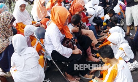 Sejumlah anak membasuh kaki ibunya pada Tarhib Ramadhan Rumah Zakat (RZ) di Jl Ir H Djuanda, Kota Bandung, Ahad (30/5). (Foto: Dede Lukman Hakim)