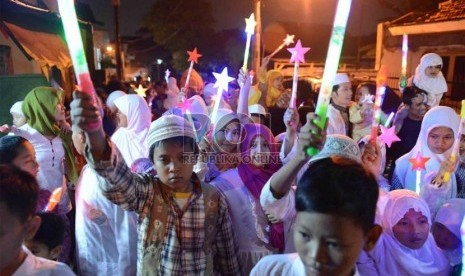 Sejumlah anak membawa obor lampu berkeliling dalam pawai malam Takbiran di Kebon Baru, Tebet, Jakarta Selatan, Rabu (7/8).  (Republika/Agung Supriyanto)