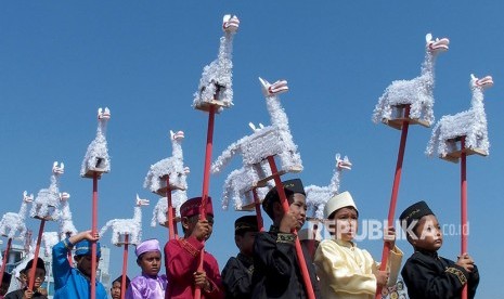 Sejumlah anak membawa patung hewan imajiner warak saat mengikuti Karnaval Budaya Dugderan untuk menyambut datangnya bulan Ramadan, di Semarang, Jawa Tengah.