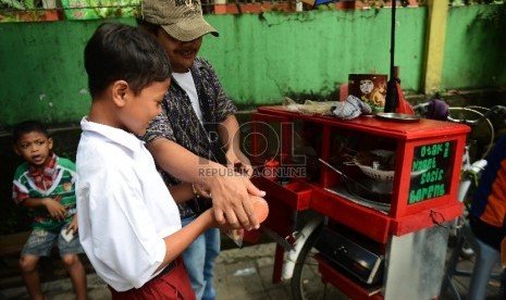 Sejumlah anak membeli jajanan di salah satu Sekolah Dasar Kawasan Jakarta Selatan, Selasa (7/4). 