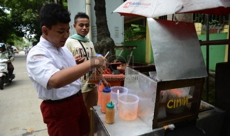 Sejumlah anak membeli jajanan di salah satu Sekolah Dasar Kawasan Jakarta Selatan, Selasa (7/4). 