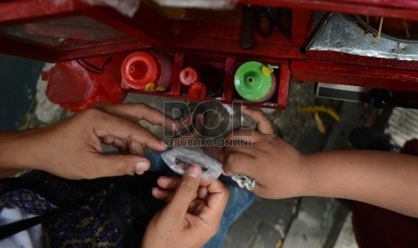 Sejumlah anak membeli jajanan di salah satu Sekolah Dasar Kawasan Jakarta Selatan, Selasa (7/4). 