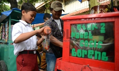 Sejumlah anak membeli jajanan di salah satu Sekolah Dasar.