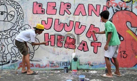 Sejumlah anak membuat mural bertuliskan 