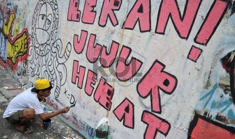 Sejumlah anak membuat mural bertuliskan 