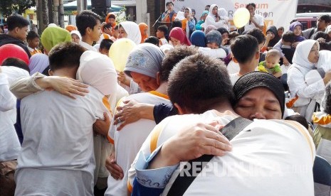 Sejumlah anak memeluk ibunya pada Tarhib Ramadhan Rumah Zakat (RZ) di Jl Ir H Djuanda, Kota Bandung, Ahad (30/5). (Foto: Dede Lukman Hakim)