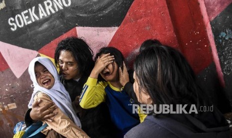 Sejumlah anak menangis saat penggusuran permukiman Tamansari, Kota Bandung (Ilustrasi)