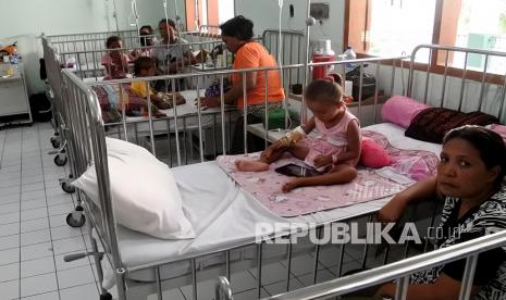 Sejumlah anak mendapat perawatan medis akibat terserang demam berdarah dengue (DBD). Dinkes Kota Bandung mencatat empat orang meninggal karena DBD. Ilustrasi.