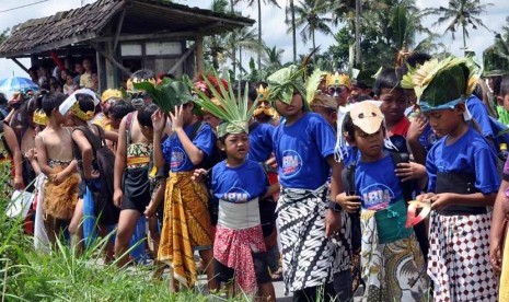   Sejumlah anak mengenakan hiasan kepala menggunakan dedaunan saat mengikuti acara Jagad Bocah Merapi 2013 di kawasan lereng Gunung Merapi Desa Kali Bening, Kabupaten Magelang, Jateng, Ahad (10/2).  (Antara/Anis Efizudin)