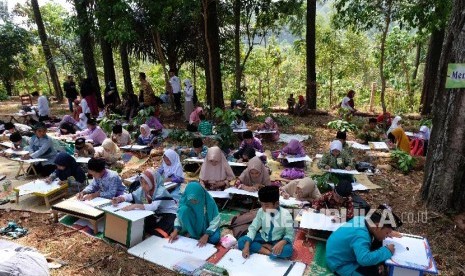 Sejumlah anak menggambar dan mewarnai saat Festival Anak Sholeh Indonesia (FASI) 2019 di hutan pinus kawasan Bejen Forest Park, Temanggung, Jawa Tengah (Ilustrasi)