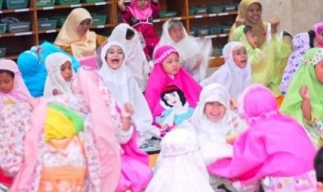 Sejumlah anak mengikuti belajar shalat tarawih bersama yang diadakan oleh Kelompok Bermain dan Raudhatul Athfal Istiqlal (KB-RA Istiqlal) di Masjid Istiqlal, Jakarta, Kamis (4/8). Di Bulan Ramadhan ini KB-RA Istiqlal memberikan Pendidikan Anak Usia Dini (P