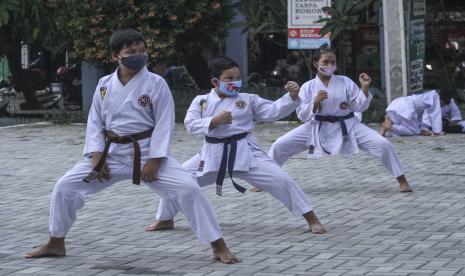 Sejumlah anak mengikuti latihan olahraga bela diri karate dengan menerapkan protokol kesehatan di Sukmajaya, Depok, Jawa Barat.