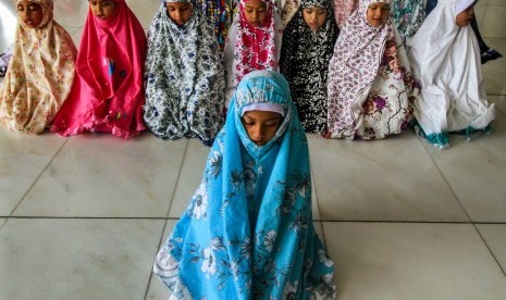 Sejumlah anak mengikuti latihan salat dhuha di Taman Pendidikan Anak (TPA) Islamic Centre, Lhokseumawe, Aceh, Selasa (17/6), Latihan salat dan rukun salat serta berdoa usai melaksanakan salat itu guna membentuk ketelatenan beribadah dan pembekalan agama sejak dini. 