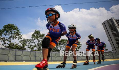 Sejumlah anak mengikuti latihan sepatu roda.