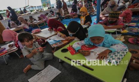 Sejumlah anak mengikuti lomba mewarnai bertema Ramadhan.