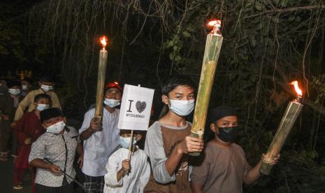 Sejumlah anak mengikuti pawai obor di kawasan Krukut, Depok, Jawa Barat, Sabtu (10/4/2021). Ikatan Remaja Masjid Nurul Huda mengadakan pawai obor dalam rangka menyambut Bulan Suci Ramadhan 1442 H.