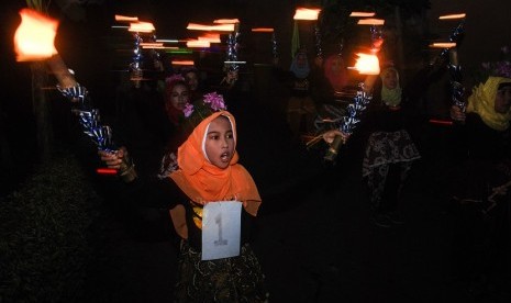 Sejumlah anak mengikuti pawai takbiran di Desa Kauman, Wijirejo, Pandak, Bantul, DI Yogyakarta, Selasa (5/7) malam.