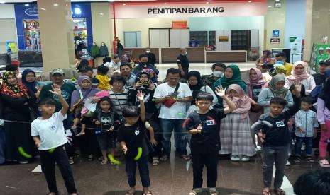 Sejumlah anak mengikuti perlombaan lato-lato di Asia Plaza Kota Tasikmalaya, Ahad (8/1/2023).