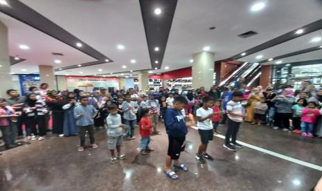 Sejumlah anak mengikuti perlombaan lato-lato di Asia Plaza Kota Tasikmalaya, Ahad (8/1/2023).