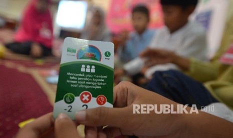 Sejumlah anak mengikuti permaiknan kejujuran saat pesantren kilat ramadhan dalam rangkaian acara Wonderfull Ramadhan yang diadakan oleh Remaja Islam Sunda Kelapa (Riska) di Masjid Agung Sunda Kelapa, Jakarta, Sabtu (10/6). 