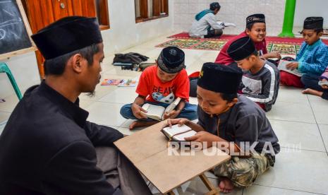 Sejumlah anak mengikuti Program Magrib Mengaji.