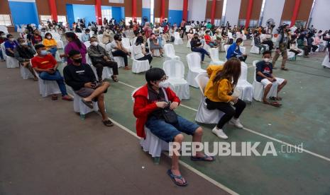 Sejumlah anak menunggu giliran vaksin COVID-19 kelompok usia 12-17 tahun di Gor Jetayu, Pekalongan, Jawa Tengah, Sabtu (7/8/2021). Berdasarkan data Kementerian Kesehatan per 7 Agustus 2021, jumlah warga Jawa Tengah yang sudah divaksin dosis 1 sebanyak 2.377.550 jiwa atau 8,90 persen dari target total sasaran sebanyak 26.705.490.