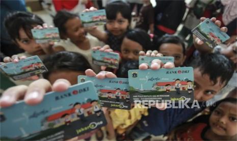 Sejumlah anak menunjukkan Kartu Jakarta Pintar (KJP) Plus. Pemprov akan mencairkan KJP sebelum Idul Fitri 2025.