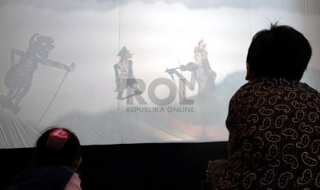  Sejumlah anak menyaksikan mempertunjukan wayang kontemporer oleh Wayang Tavip di Museum Nasional, Jakarta Pusat, Ahad, (7/10).  (Adhi Wicaksono)