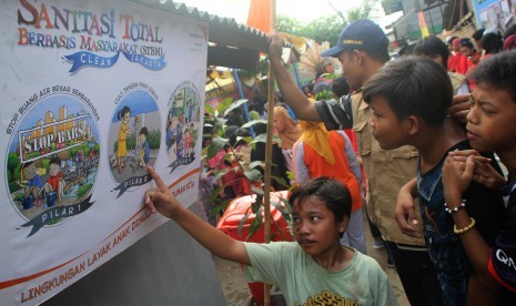 Sejumlah anak menyaksikan poster kebersihan pada saat Deklarasi Stop Buang Air Besar Sembarangan di Kelurahan Semper Barat, Kecamatan Cilincing, Jakarta Utara (Ilustrasi)