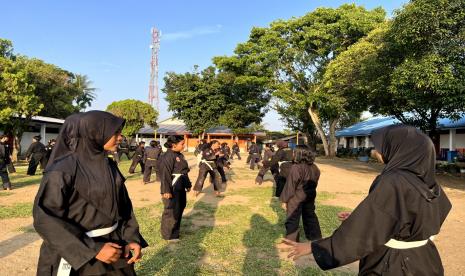 Sejumlah anak muda mengikuti pelatihan pencak silat di Jalan Besar Namorambe, Desa Kuta Tengah, Kuta Tengah, Kecamatan Namorambe, Kabupaten Deli Serdang, Sumut. 