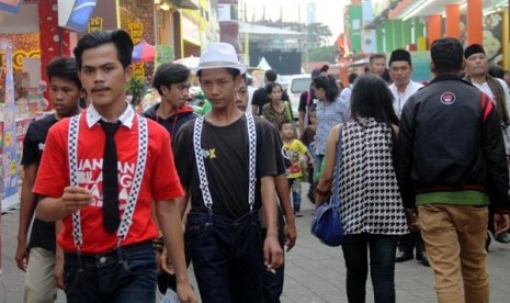 Sejumlah anak muda mengunjungi Pekan Raya Jakarta (PRJ) Kemayoran di JIEXPO, Kemayoran, Jakarta, Senin (16/6). 