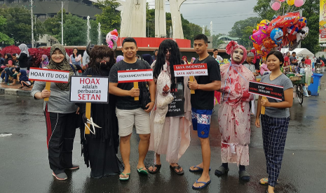 Sejumlah anak muda yang tergabung dalam Milenial Antihoax Semarang mengenakan kostum hantu saat menggelar aksi di arena Car Free Day (CFD) di kawasan Simpanglima, Kota Semarang, Ahad (24/3). Aksi ini digelar untuk mengampanyekan kewaspadaan masyarakat seiring maraknya berita hoaks jelang Pemilu 2019.  (Foto: Istimewa)