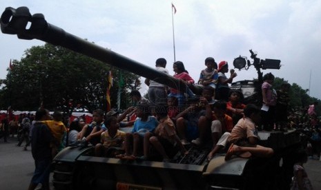  Sejumlah anak naik keatas tank, usai gladi resik peringatan Hari Juang Kartika di Kodam V/Brawijaya, Surabaya, Sabtu (14/12). (Republika/Agung Sasongko)