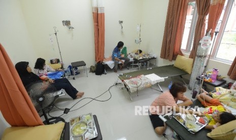  Sejumlah anak pasien Demam Berdarah Dengue (DBD) dirawat dengan menggunakan velbed di ruangan cempaka yang berada di Rumah Sakit Umum Daerah (RSUD) Cibinong, Bogor, Jawa Barat, Selasa (1/3). 