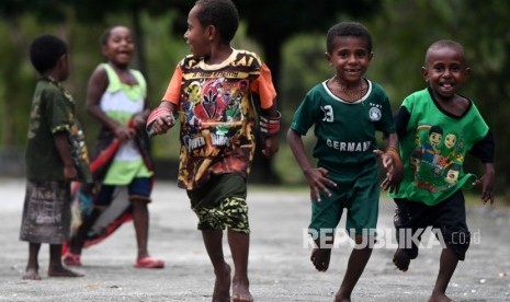 Sejumlah anak pengungsi banjir bandang Sentani bermain di halaman Kantor Bupati Jayapura yang dijadikan tempat pengungsian di Sentani, Jayapura, Papua, Kamis (21/3/2019). 