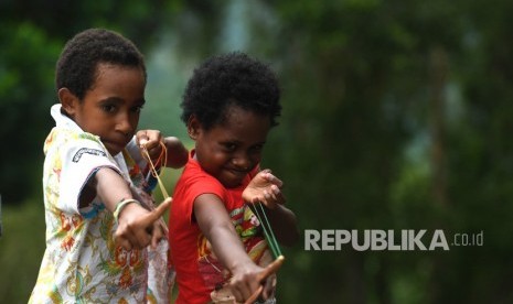 Sejumlah anak pengungsi banjir bandang Sentani bermain karet di halaman Kantor Bupati Jayapura yang dijadikan tempat pengungsian di Sentani, Jayapura, Papua, Kamis (21/3/2019).